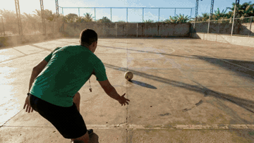 Bola rolando e criancas felizes